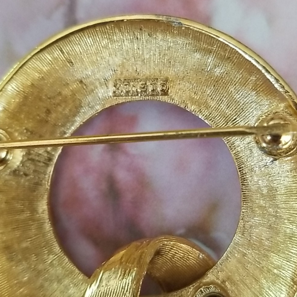 Vintage Mid Century Signed MONET Goldtone Bow Brooch Pin - Picture 7 of 14